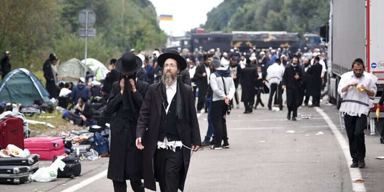 Ukraine urges Hassids stuck at border to turn back