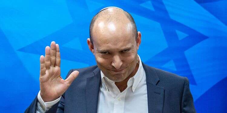 Poll shows Yamina breathing down Likud's neck