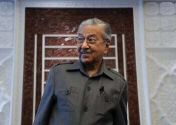 Malaysian ex-PM says Muslims 'have right to kill French'
