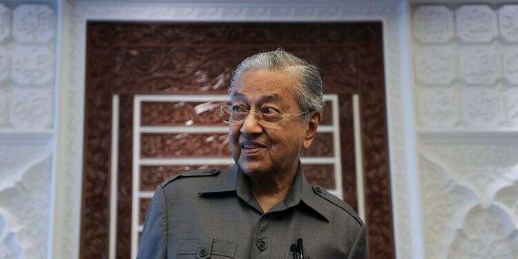 Malaysian ex-PM says Muslims 'have right to kill French'