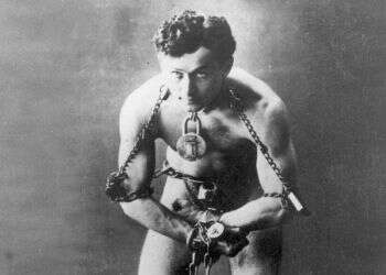 Ecape artist Harry Houdini in chains, 1899 Philadelphia's Jewish museum to honor magicians Houdini, David Copperfield