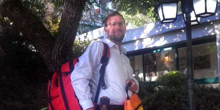 Corona-stricken EMT brings medical relief to neighbors at COVID hotel