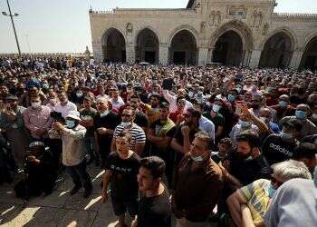 Hundreds protest at Temple Mount against Muhammad cartoons, 3 arrested