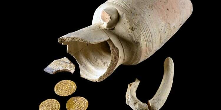 Pottery juglet containing 1,000-year-old gold coins unearthed in Jerusalem