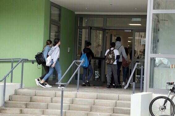 High school students in Tel Aviv, last year Students in 5th and 6th grades in 'green' towns will be back in school next week