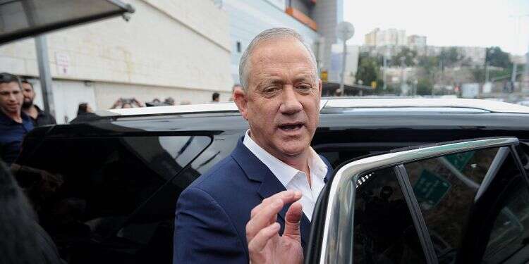 Gantz threatens to vote to disperse the Knesset