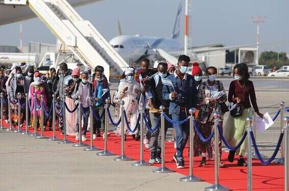 Hundreds of Ethiopian immigrants get warm welcome in Israel