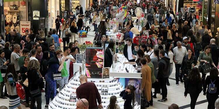 Black Friday shopping at the Ayalon Mall in November 2018 Speedy mass vaccination key to economic rebound, Bank of Israel says
