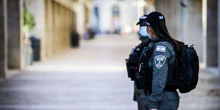 Police officers outside the Mamilla Mall in Jerusalem during the third lockdown Lockdown policy tantamount to 'madness', Israeli scientists say