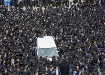 Haredim spark ire as tens of thousands attend Jerusalem funerals despite lockdown