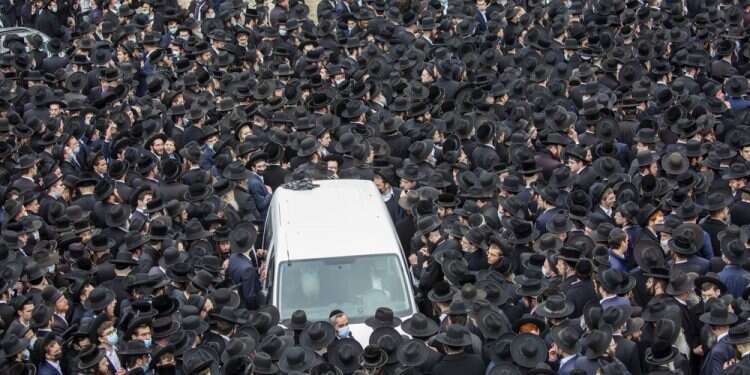 Haredim spark ire as tens of thousands attend Jerusalem funerals despite lockdown