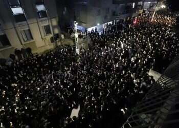 Thousands again gather in Bnei Brak for rabbi's funeral