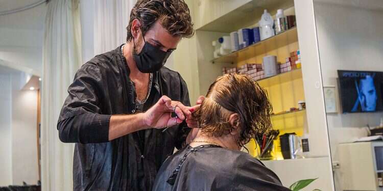 In last-minute decision, government extends lockdown until Sunday