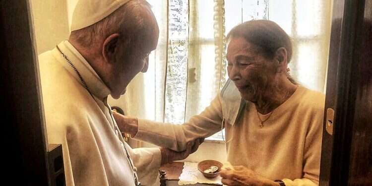 Pope pops in on author and Holocaust survivor Edith Bruck