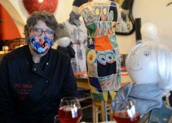 Missing customers, Belgian restaurateur serves mannequins
