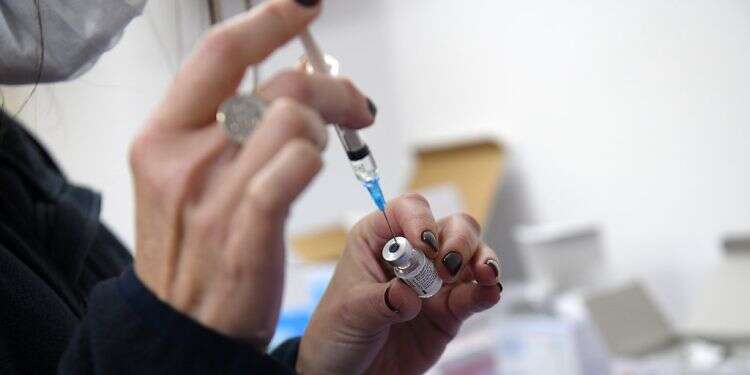 Contrary to standard procedure, recovered COVID patients will only receive one shot of the vaccine Health Ministry allows HMOs to vaccinate recovered COVID patients