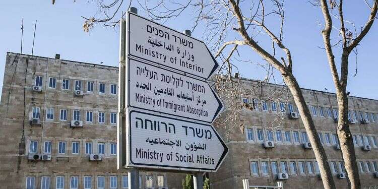 Report: Israel to deport members of polygamous sect