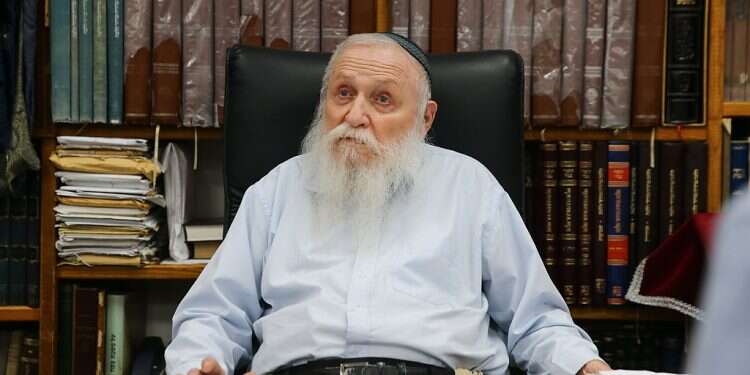Rabbi Chaim Druckman hospitalized with heart failure