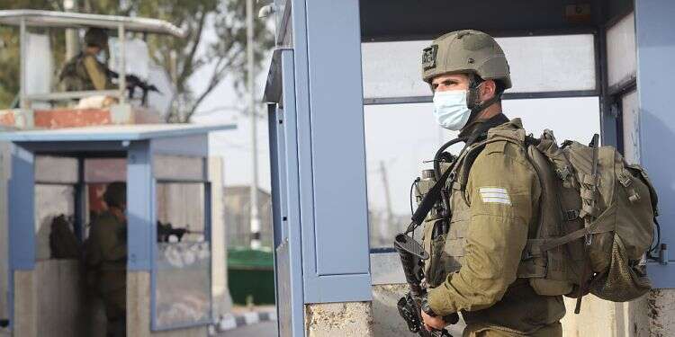 An IDF soldier at a checkpoint in Samaria US rejects Human Rights Watch's 'Israeli apartheid' claim