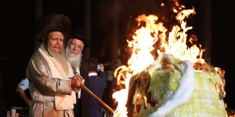 Citing a forecast heatwave, gov't restricts Lag B'Omer bonfires