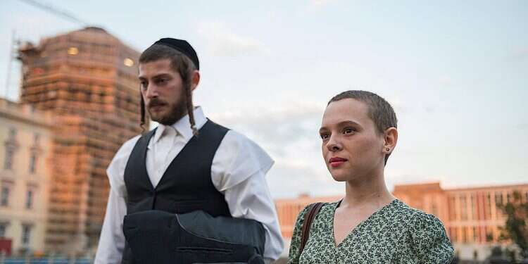 Israeli actors Amit Rahav and Shira Haas in 'Unorthodox' Shira Haas wins Spirit Awards for 'Unorthodox'