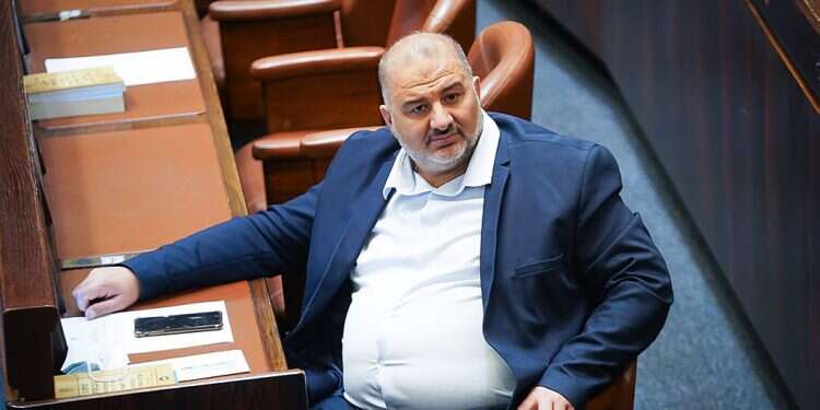 Ra'am signals to Yesh Atid, Likud that it is inclined to recommend no one