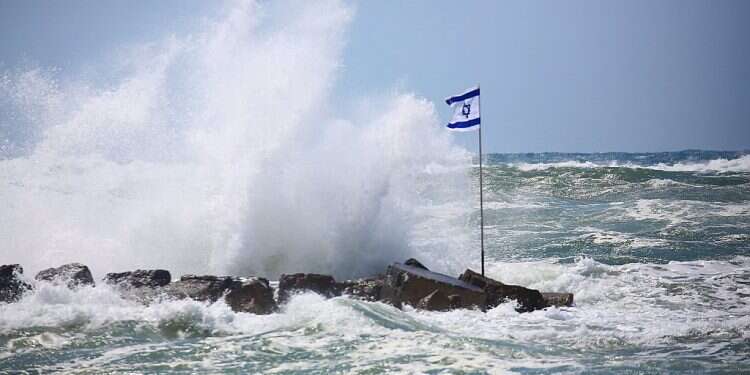 Wave power generator arrives at Jaffa Port