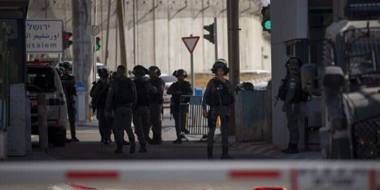 Border guard kills knife-wielding Palestinian terrorist at Qalandiya checkpoint