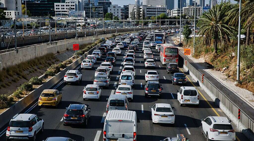 Gridlock on the Ayalon Highway in Tel Aviv OECD report slams Israel's air pollution, productivity, GDP