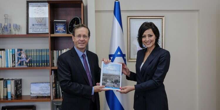 Incoming Jewish Agency emmisary Gadeer Kamal-Mreeh with outgoing Jewish Agency Chairman, President-elect Isaac Herzog, June 22, 2016 In first, Jewish Agency names female Druze envoy to Washington