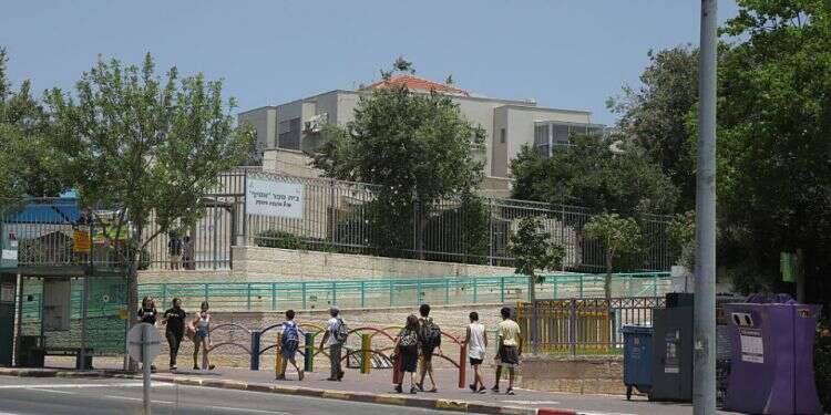 The Modiin school were students were found to be infected with the coronavirus Modiin man who violated quarantine questioned by police