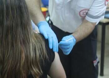 Bat Yam mayor announces city will vaccinate school pupils