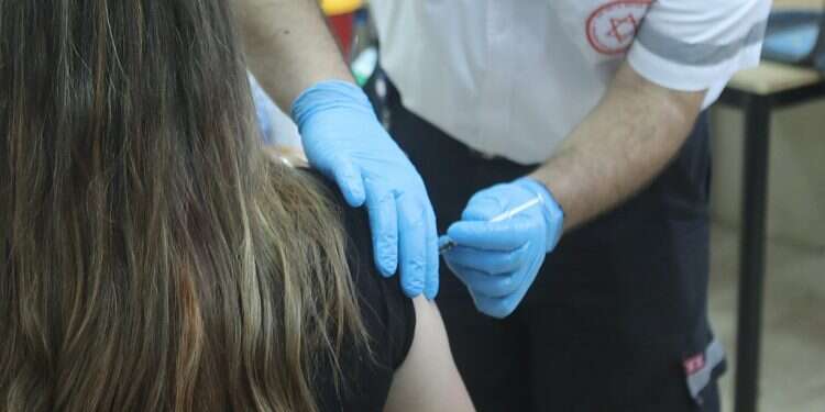 Bat Yam mayor announces city will vaccinate school pupils