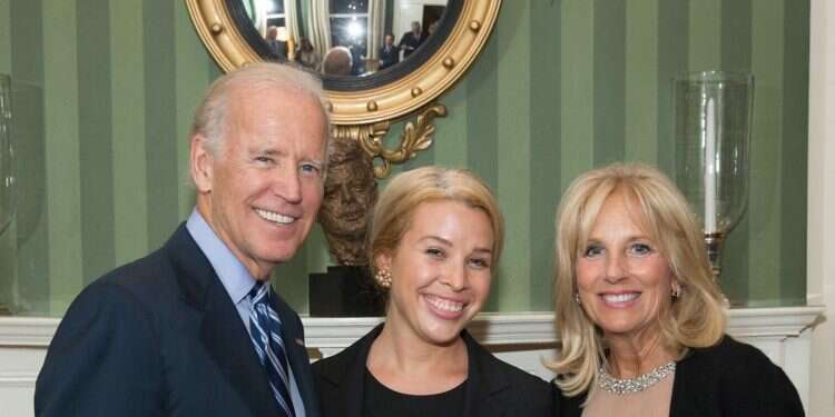 Sarah Bard, center, with US President and First Lady Joe and Jill Biden Former Obama administration official joins fintech startup Melio as head of communications