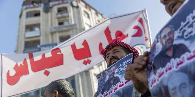 Hundreds of Palestinians demonstrate against Abbas