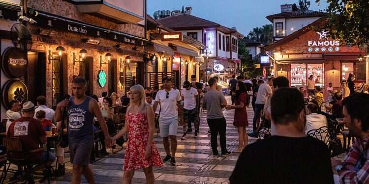 Cheap prices, curb-free travel lures Arab tourists to Turkey
