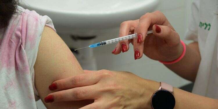 COVID panel recommends vaccinating children aged 12 and under
