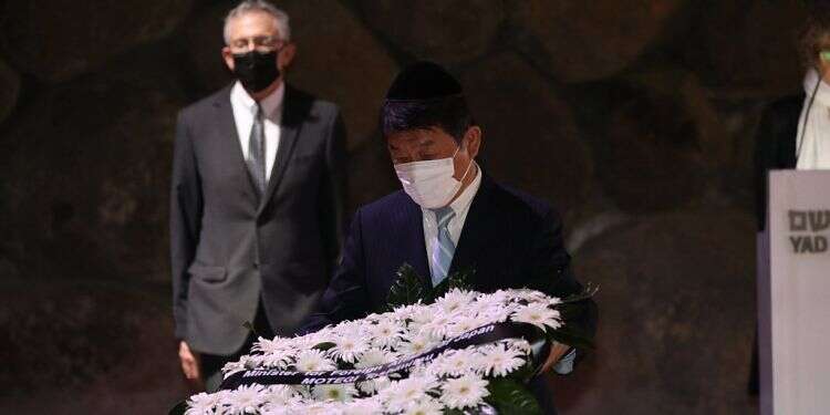 Japanese foreign minister views Children's Memorial, honorary tree at Yad Vashem