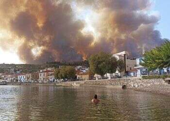 Thousands flee homes outside Athens as heat fuels wildfires