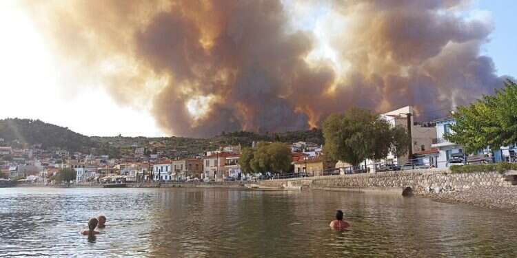Thousands flee homes outside Athens as heat fuels wildfires