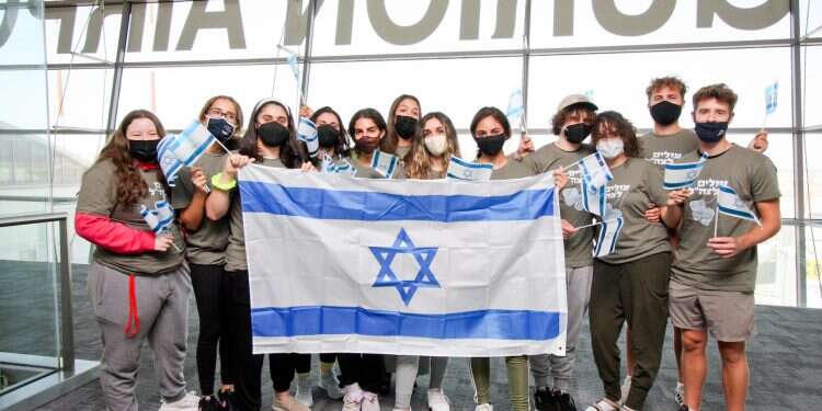 The group of lone soldiers who arrived with Nefesh B'Nefesh, Aug. 10, 2021 Over 160 future lone soldiers arrive in Israel with Nefesh B'Nefesh