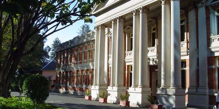 Taking seat at Australian Supreme Court, Orthodox Jew makes history with prayer