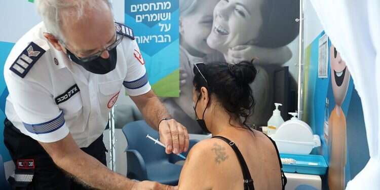 Israelis refusing COVID booster could be stripped of 'Green Pass,' Health Ministry warns