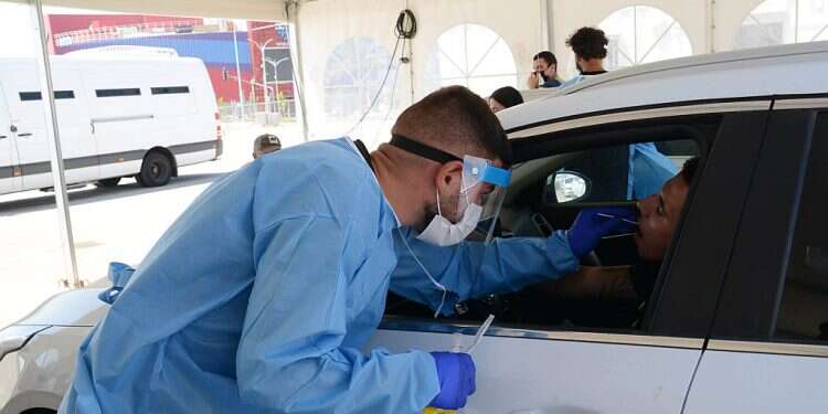 Nearly 350,000 Israelis receive COVID booster as deaths top 6,500