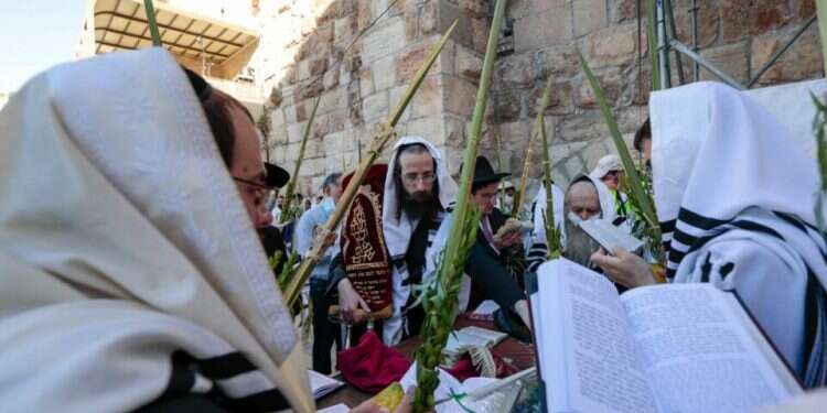 Thousands gather at Western Wall for Priestly Blessing of Sukkot