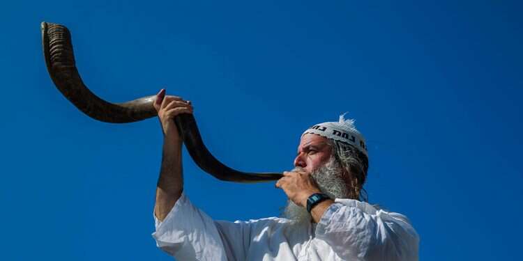 Volunteers to blow shofars outside homes of quarantined Okafim residents