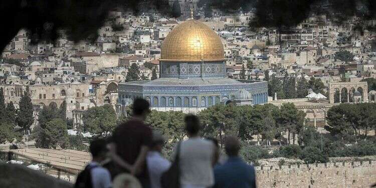 Amid 4th coronavirus wave, Israel to allow entry to small tour groups