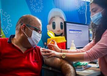 Health Ministry confirms new cases dropping as COVID chief talks about 4th jab