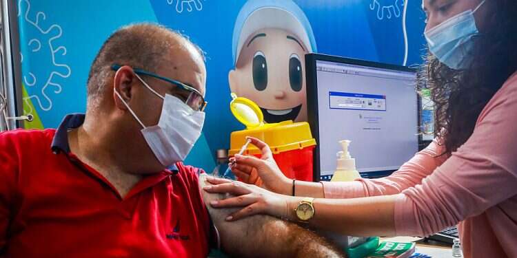 A healthcare worker administers a COVID vaccine on Sept. 3, 2021 Health Ministry confirms new cases dropping as COVID chief talks about 4th jab