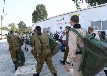 Over 600 Bedouin enlist in IDF in past year, encouraged to join tech units